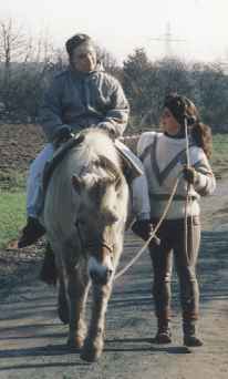 Ute führt ein Kind auf einem Pferd